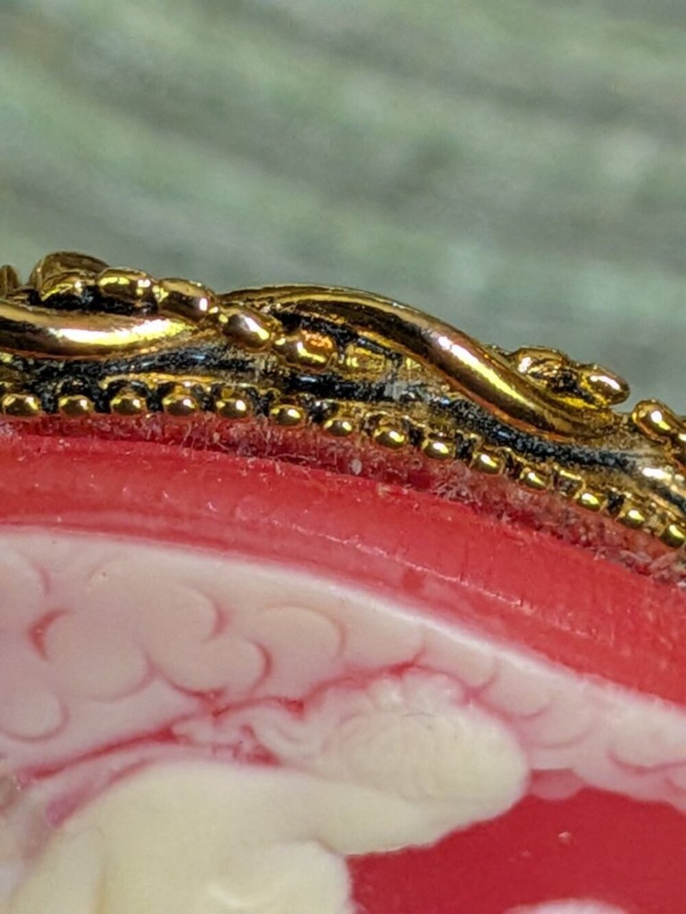 Vintage Red & White Mother and Child Cameo Resin Gold Tone Brooch Pin - Picture 8 of 8